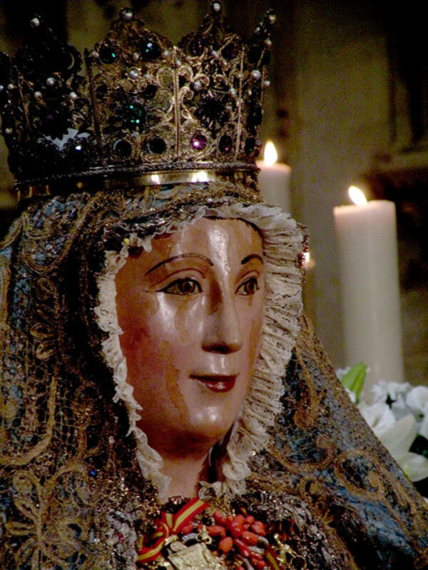 La Asociación de Fieles de la Virgen de los Reyes y San  Fernando presenta sus cultos a la patrona de Sevilla