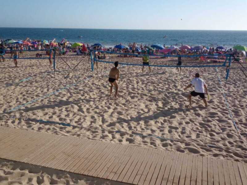 El tenis playa presenta sus credenciales para convertirse en un importante referente deportivo en las playas chipioneras
