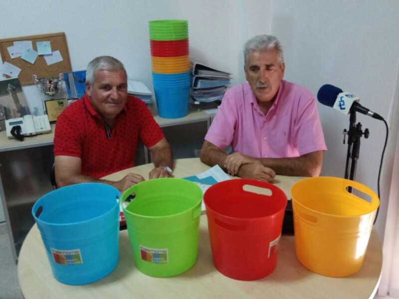 Acitur ha entregado hoy 100 papeleras al Ayuntamiento de Chipiona para su uso en la campaña de limpieza en la hostelería local