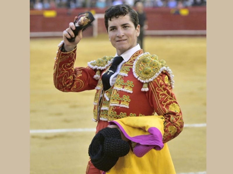 Molina y Miguelito cortan oreja en el Día de la Comunidad Valenciana