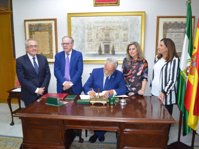 El Defensor del Pueblo Andaluz, Jesús Maeztu, ha clausurado ayer tarde en el Ateneo el ciclo jurídico