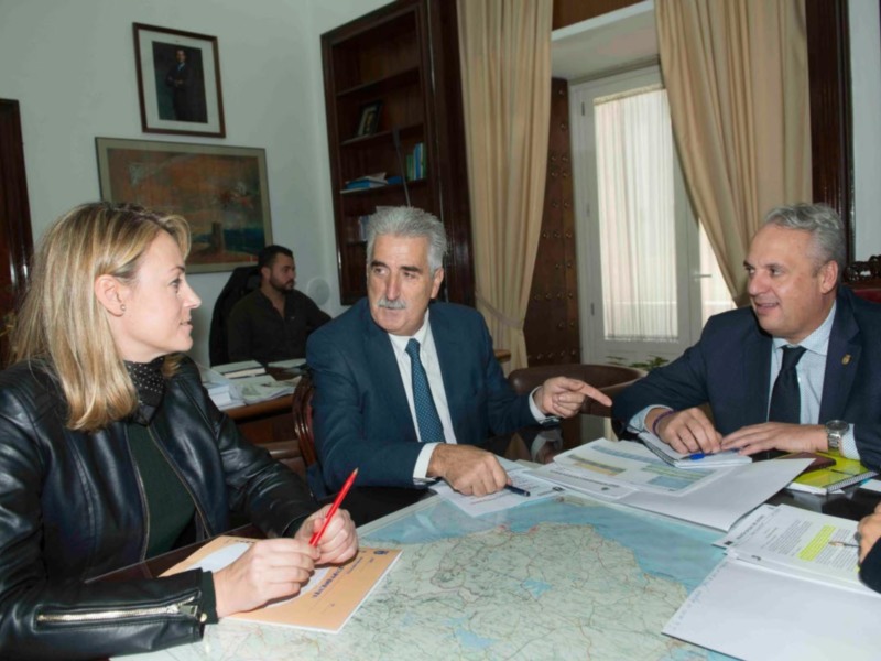 Ruiz Boix y Luis Mario Aparcero analizan la gestión tributaria de Chipiona