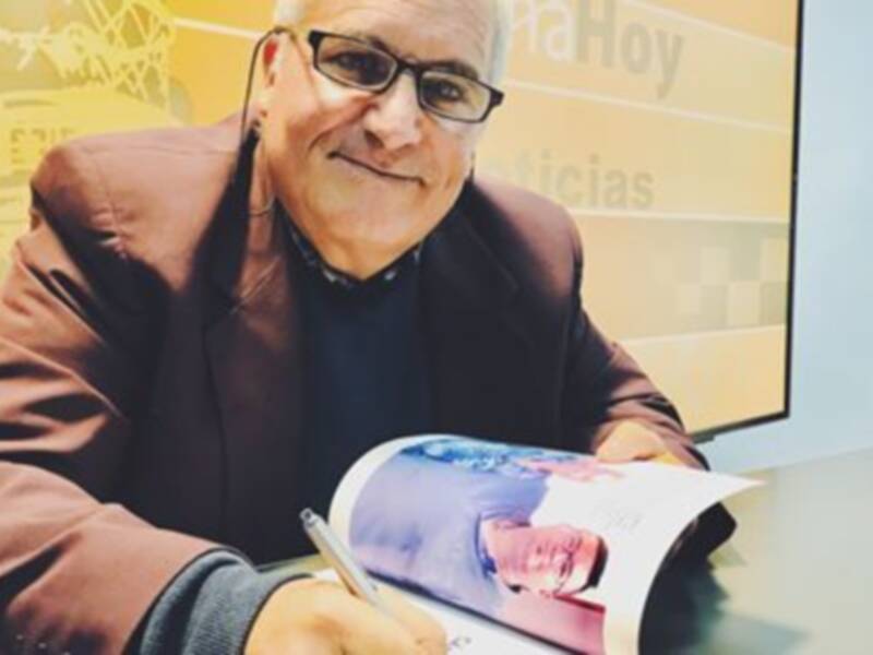 Sebastián Tirado presenta en Radio Chipiona ‘Cádiz para comérselo’, el libro sobre cocina que ha realizado junto al chef Dani Martínez