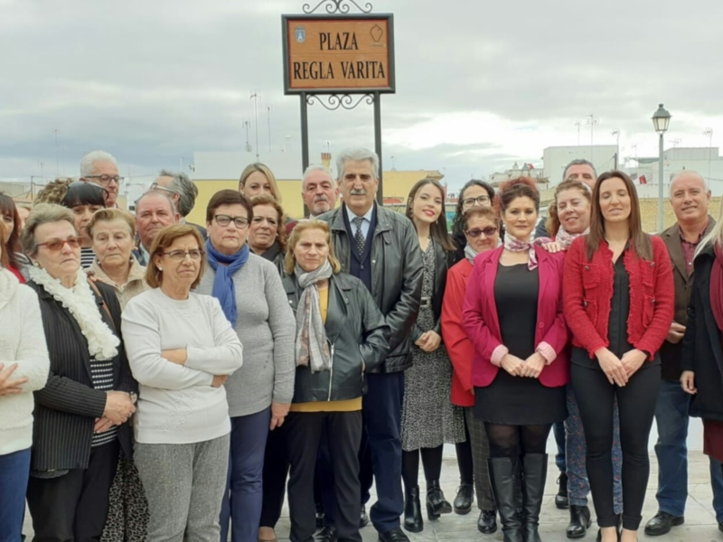 Regla Varita ya tiene una plaza en la Barriada de la Alcancía que reconoce su trabajo como socia fundadora de la asociación