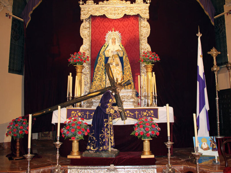 Alcalá del Río se postró ante la imagen de Jesús el Nazareno.