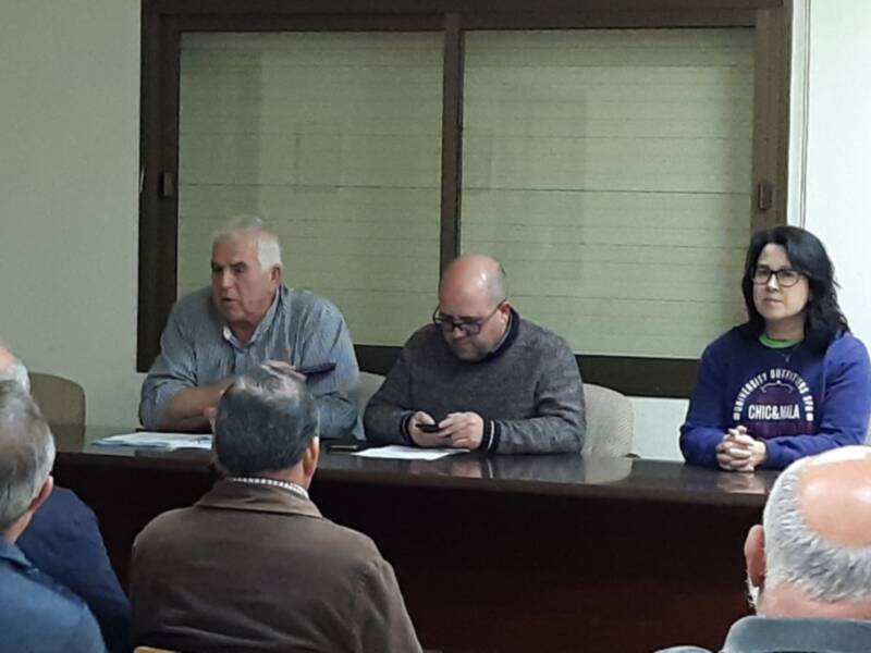 Agricultores de la zona participan en una reunión informativa sobre la manifestación del jueves en Algeciras