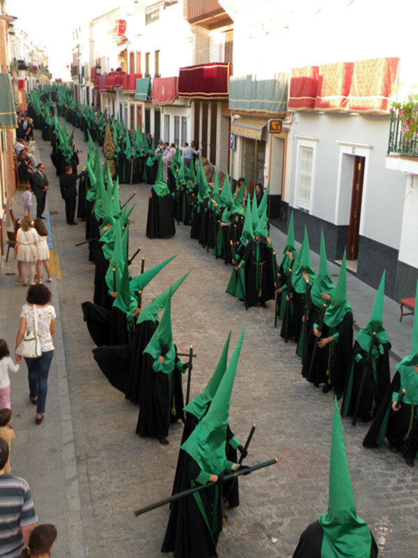 La Hermandad de la Vera-cruz de Alcalá del Río celebra este Jueves Santo un día marcado en el calendario Cristiano.