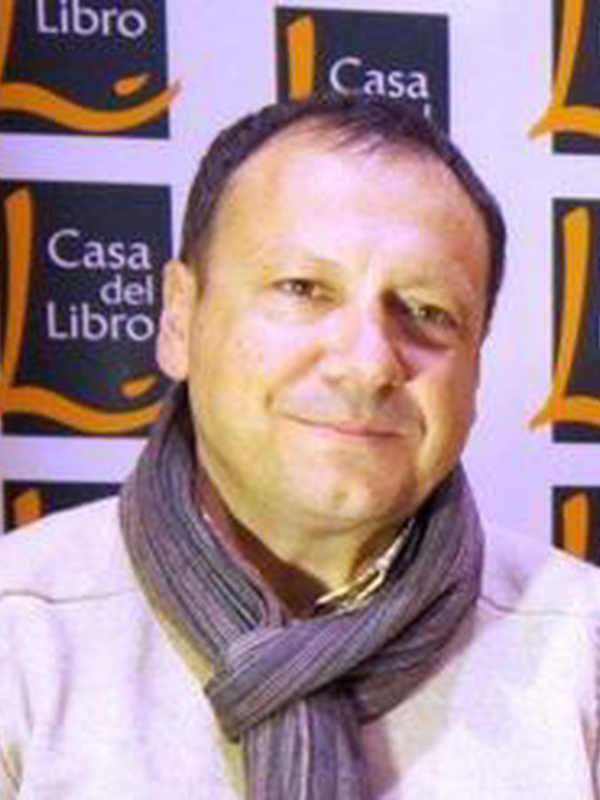 Jose Vicente Dorado: “Sevilla distribuye los claveles, los cirios, la música y los colores, teológicamente (…) La Teología popular vence a la Estética