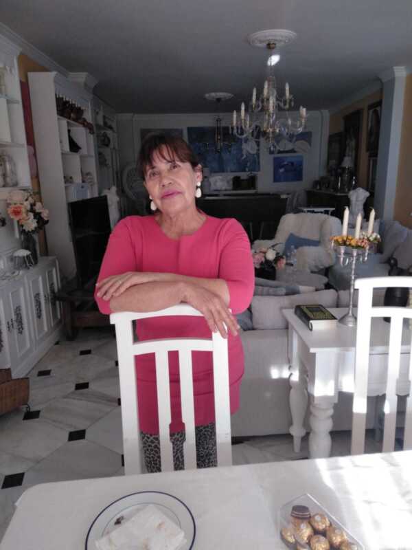 La pintora malagueña Lola Morón Rebel  dona 32 cuadros con el fin de recaudar  fondos para material sanitario
