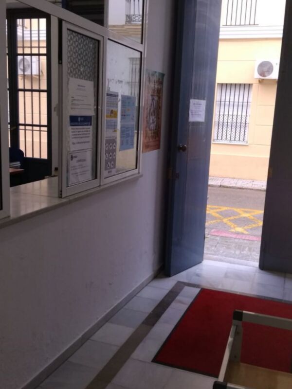  La biblioteca municipal de Chipiona recupera parte de su actividad para entrega, devoluciones y consultas