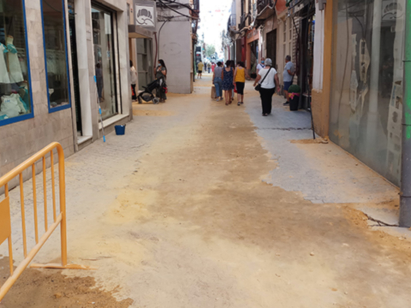 Los negocios y comercios de la calle Cuna, muy afectado por las obras que se eternizan.