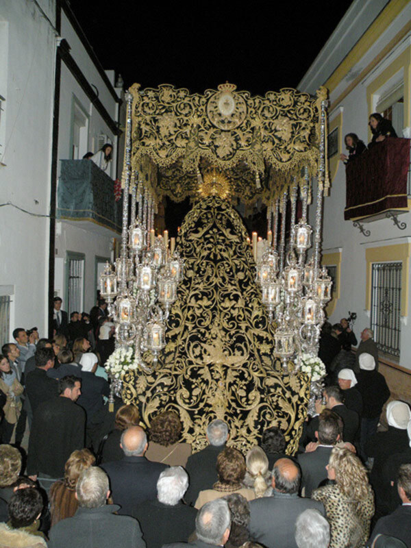 Obra del diseñador Miguel Ferrera, muestra la paloma del manto de viernes Santo de la Virgen portando la corona de oro.