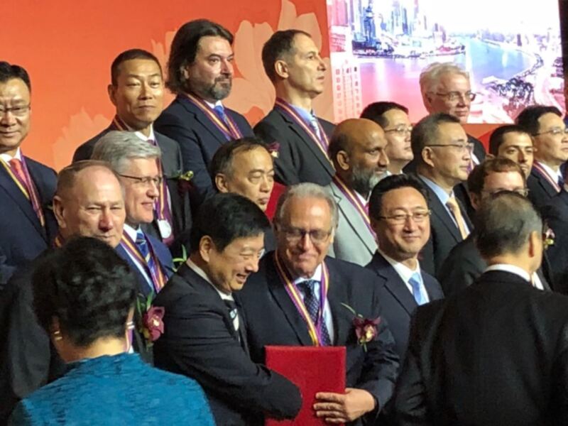 El investigador biomédico sevillano Fernando Arenzana Seisdedos ha recibido la condecoración Magnolia de Plata de Shangai.