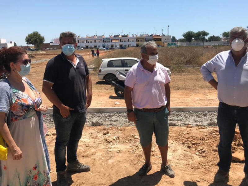 Pepe Mellado e Isabel María Fernández supervisan las obras de cerramiento del Colegio Príncipe Felipe