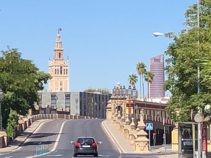 800 años separan a estas dos torres.