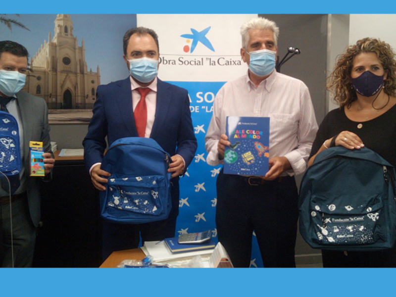 La Caixa y Diputación entregan al Ayuntamiento de Chipiona 190 lotes de material escolar para alumnos de familias desfavorecidas