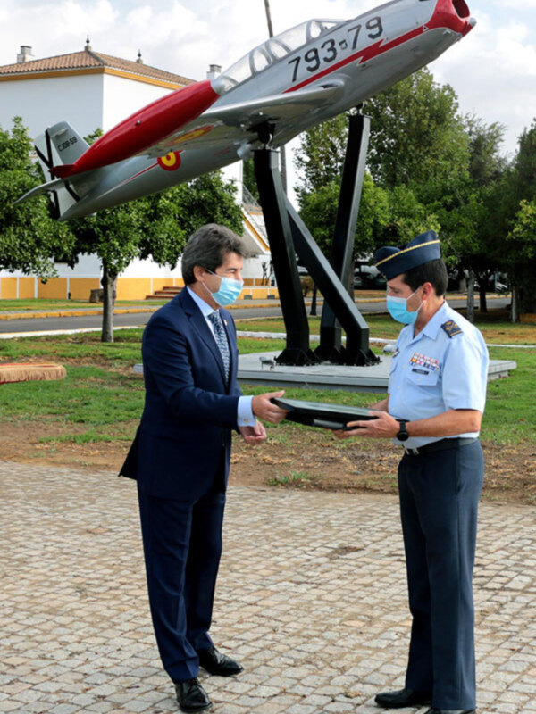 La inauguración de un monumento de un avión HA-200 “Saeta”.