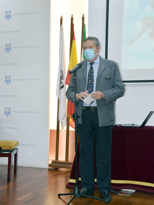D. Miguel  Cruz Giráldez presento el libro de poemario “Gineceo” en el Excmo. 