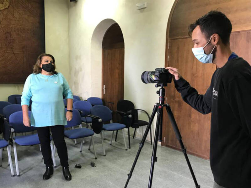 El servicio de vídeo de Diputación realiza un vídeo sobre el taller de mujeres de Radio Chipiona, premio feminismo rural 2020