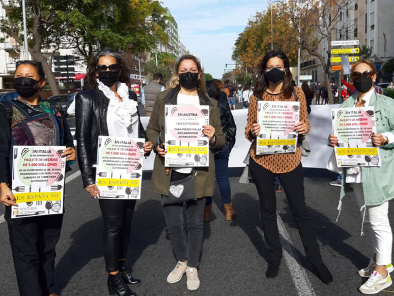 Hosteleros de Chipiona en la manifestación en Cádiz del sector en las que ha demandado ayudas para seguir adelante