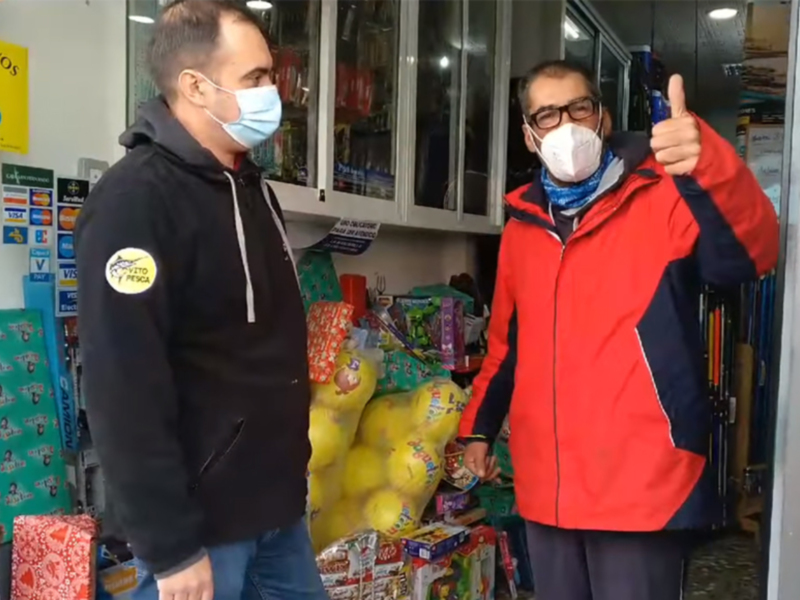 Los Ruames pescan solidaridad recogiendo 130 juguetes para la campaña que asegura que no falten a ningún niño de Chipiona