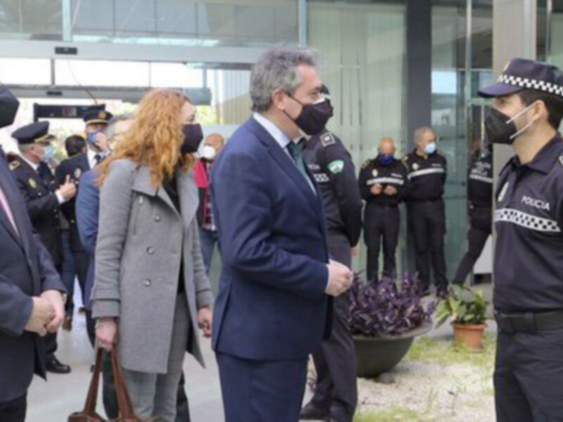 El Ayuntamiento hispalense incorpora otros 22 policías locales más para reforzar los dispositivos de los barrios