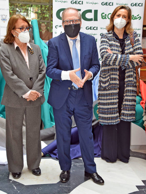 El Ateneo de Sevilla en colaboración con el Corte Ingles y GECI, entrega tejidos a entidades y colectivos.