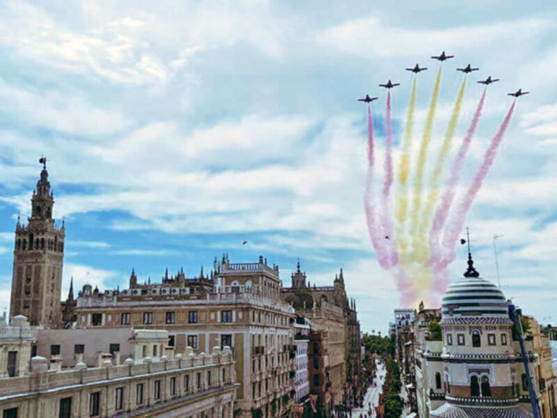 La Patrulla Águila sobrevoló  el cielo de Sevilla