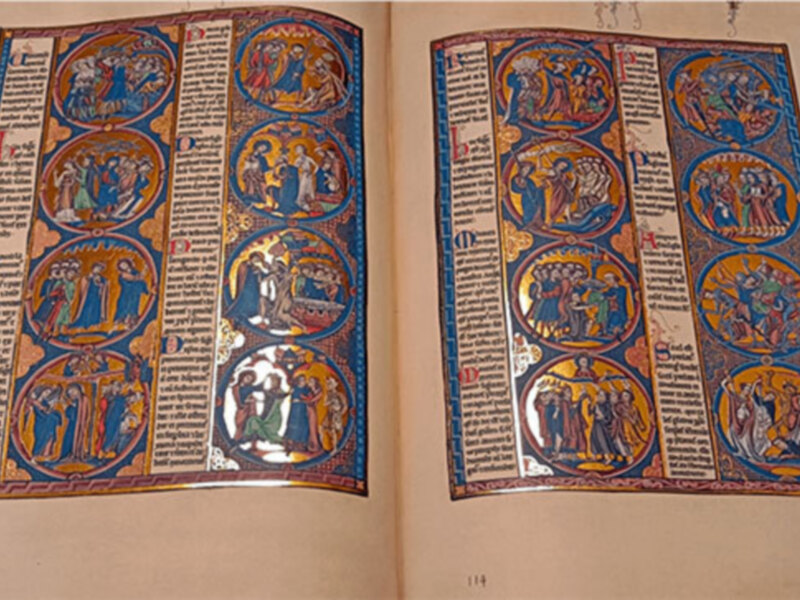 Don Juan José Asenjo Pelegrina dona una edición facsímil de la Biblia de San Luis a la Catedral de Sevilla.