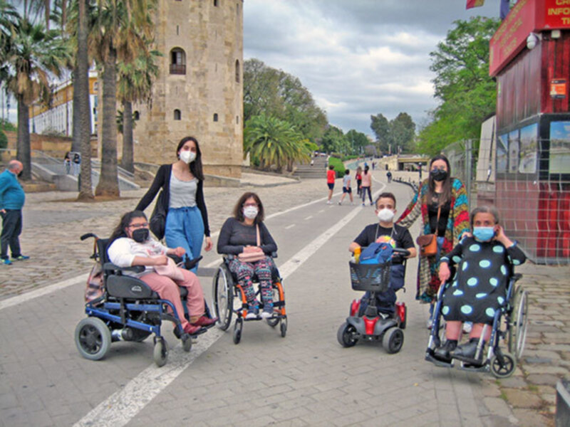 Travesía en barco por el Guadalquivir a los niños/as de la Asociación Espina Bífida por el Ateneo de Triana.