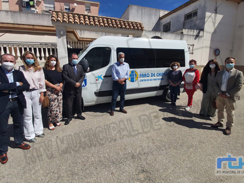 Presentado un nuevo vehículo para el servicio de transporte de los usuarios del centro de día de AFA Alzheimer ‘Faro de Chipiona’