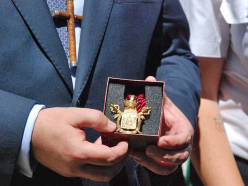 La Medalla de la Ciudad de Sevilla otorgada por la Banda Tejera  a la Virgen de las Angustias de Alcalá del Río.