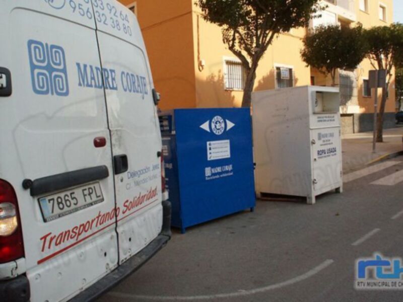 La ONG Madre Coraje recogió en Chipiona de enero a junio de 2021 quince toneladas de ropa y calzado y dos de aceite usado