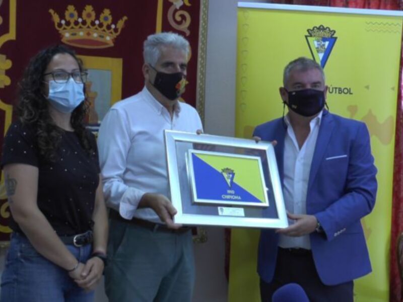El presidente del Cádiz Club de Fútbol presenta en el Ayuntamiento de Chipiona la campaña ‘Todos somos Cádiz’ 