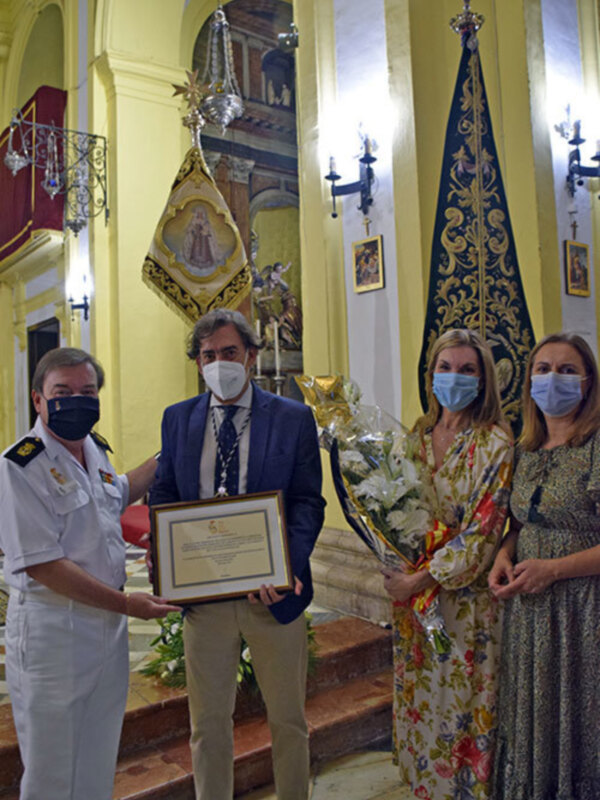 Condecoración a la Virgen del Carmen  de la Hermandad de la Redención de Sevilla