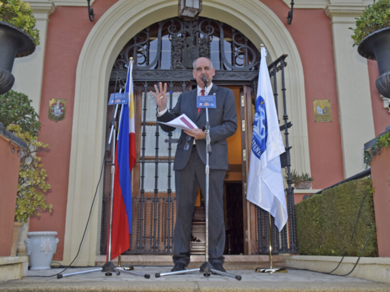 José Antonio Esquina catedrático de historia, presentó los Premios Llave Corazón de Triana. 