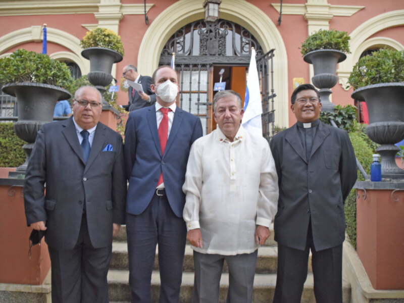 El Consulado de Filipinas y teniendo como anfitrión a José Ignacio Bidón y Vigil de Quiñones, se entregaron los Premios Corazón de Triana.