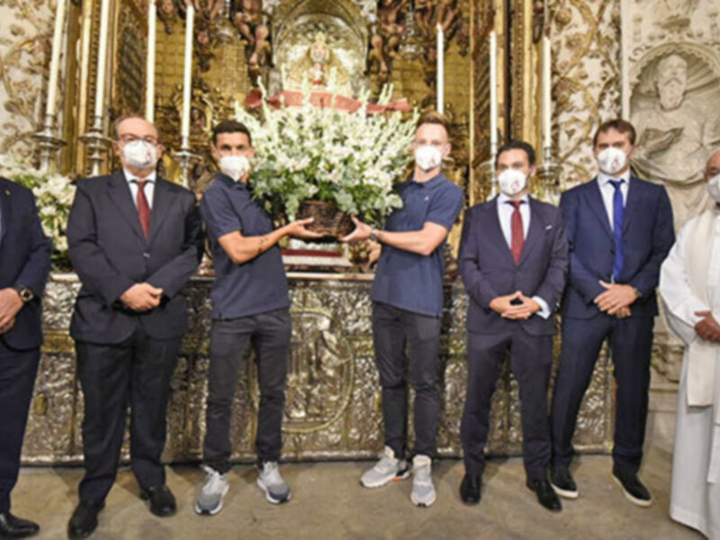 El Sevilla Fútbol Club, un año más, acudió a la capilla Real para realizar la tradicional ofrenda floral a la Virgen de los Reyes
