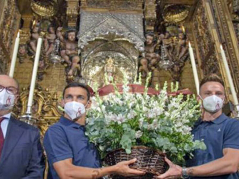 Ofrenda floral a la Patrona hispalense  la Virgen de los Reyes por el Sevilla FC