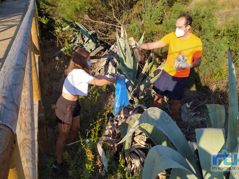 Recogidos más de 200 kilos de residuos en Chipiona a través de la campaña ‘Por las playas y los mares, #libera1m2’