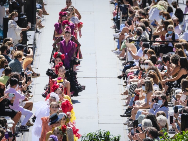 El Ayuntamiento destaca el éxito de organización y participación del desfile de moda flamenca de la Avenida de la Constitución