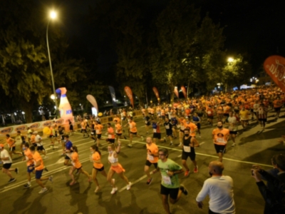 10.000 corredores participan en la KH-7 Nocturna del Guadalquivir en la que se imponen Rubén Peña y Carmen Gutiérrez
