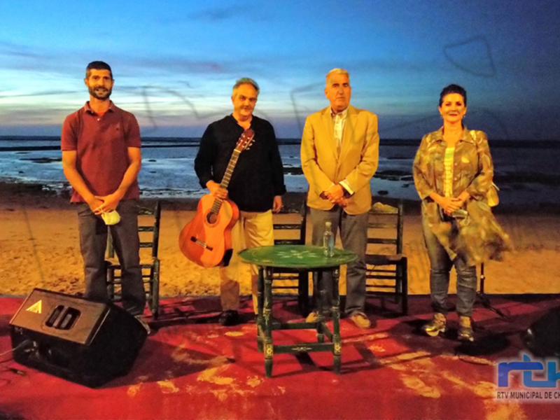 La cala del Molino acogió la presentación en Chipiona del disco de Juan Gómez ‘Cuerdas al Aire’ que estuvo repleta de público