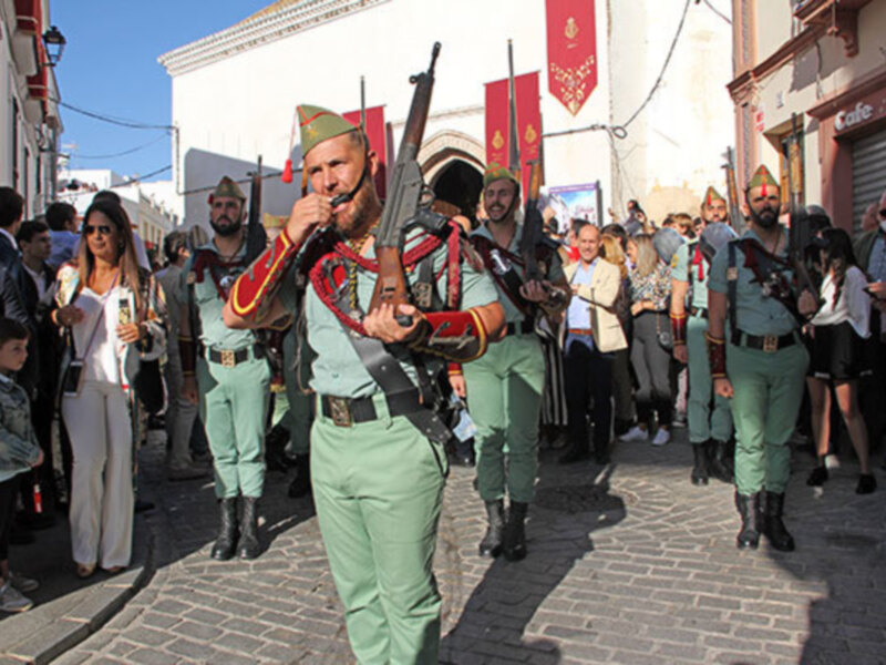 El Tercio de la Legión volvió a desfilar a 160 pasos por minuto por las calles de Alcalá del Río.