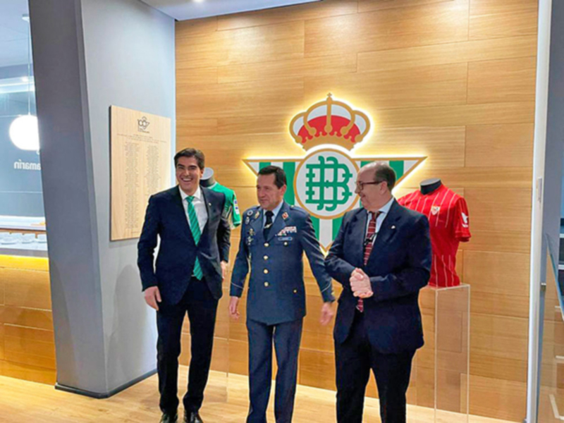 Reconocimiento de Tablada a los dos equipos de fútbol de la ciudad de Sevilla con motivo del Centenario