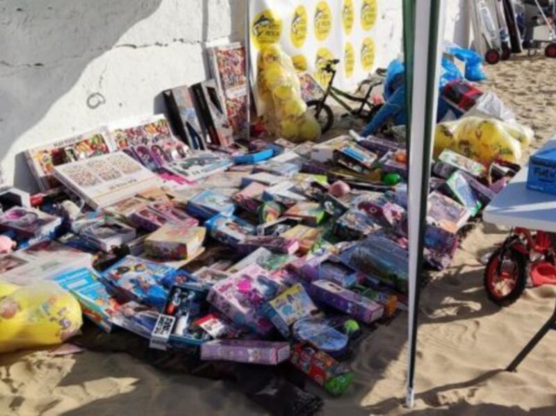 La 3ª kedá solidaria del club de pesca Los Ruames recoge 240 juguetes para que no falten a ningún niño de Chipiona
