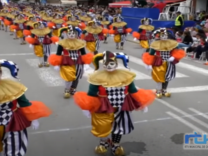 Cabalgata del carnaval adelantada al sábado en la que el primer premio de grupos se lo llevó la Peña Peñita con ‘Patxukines’