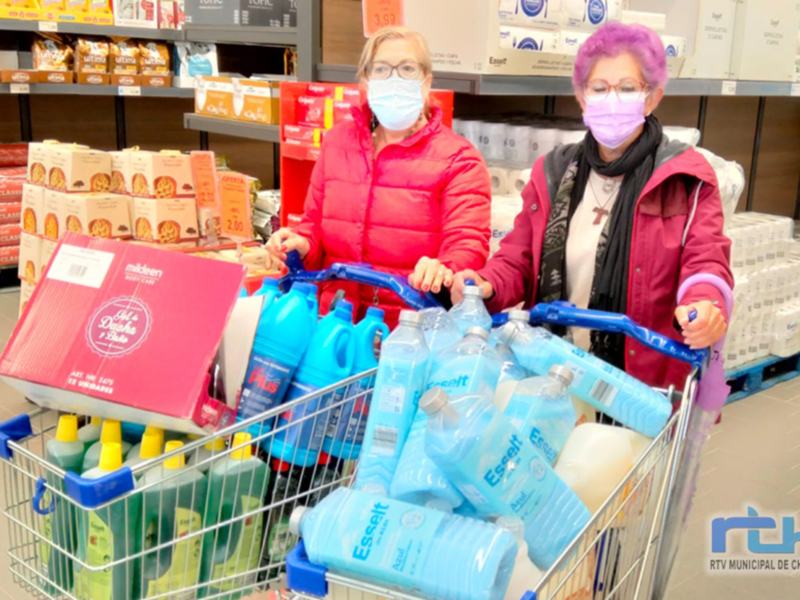 Luz María Caraballo agradece a la Tienda Solidaria la donación de productos de higiene del hogar que se entregarán este mes a familias necesitadas 