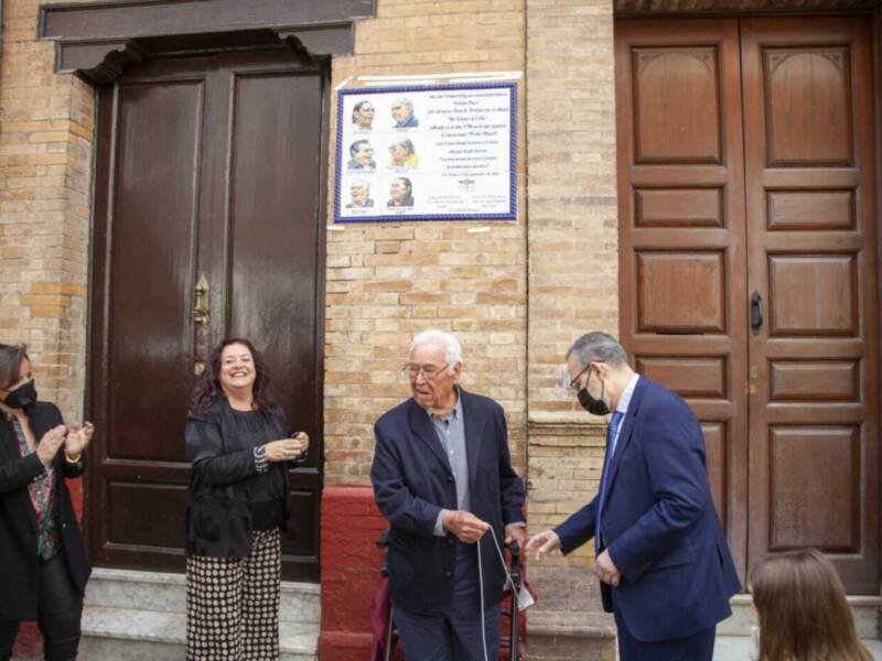 El Ayuntamiento rinde homenaje al grupo Triana Pura con la colocación de un mural de azulejos conmemorativos que se ha inaugurado hoy en calle Pureza