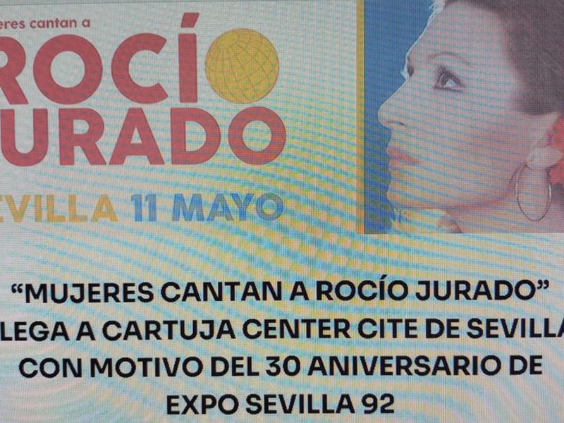 Mujeres cantan a Rocío Jurado en  Sevilla.